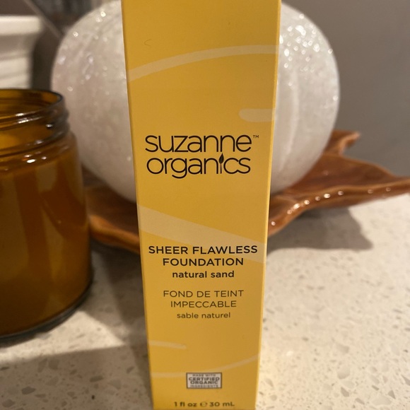 SUZANNE SOMERS Flawless Foundation organic in Natural Sand. Pump bottle 1 oz. - Picture 5 of 7